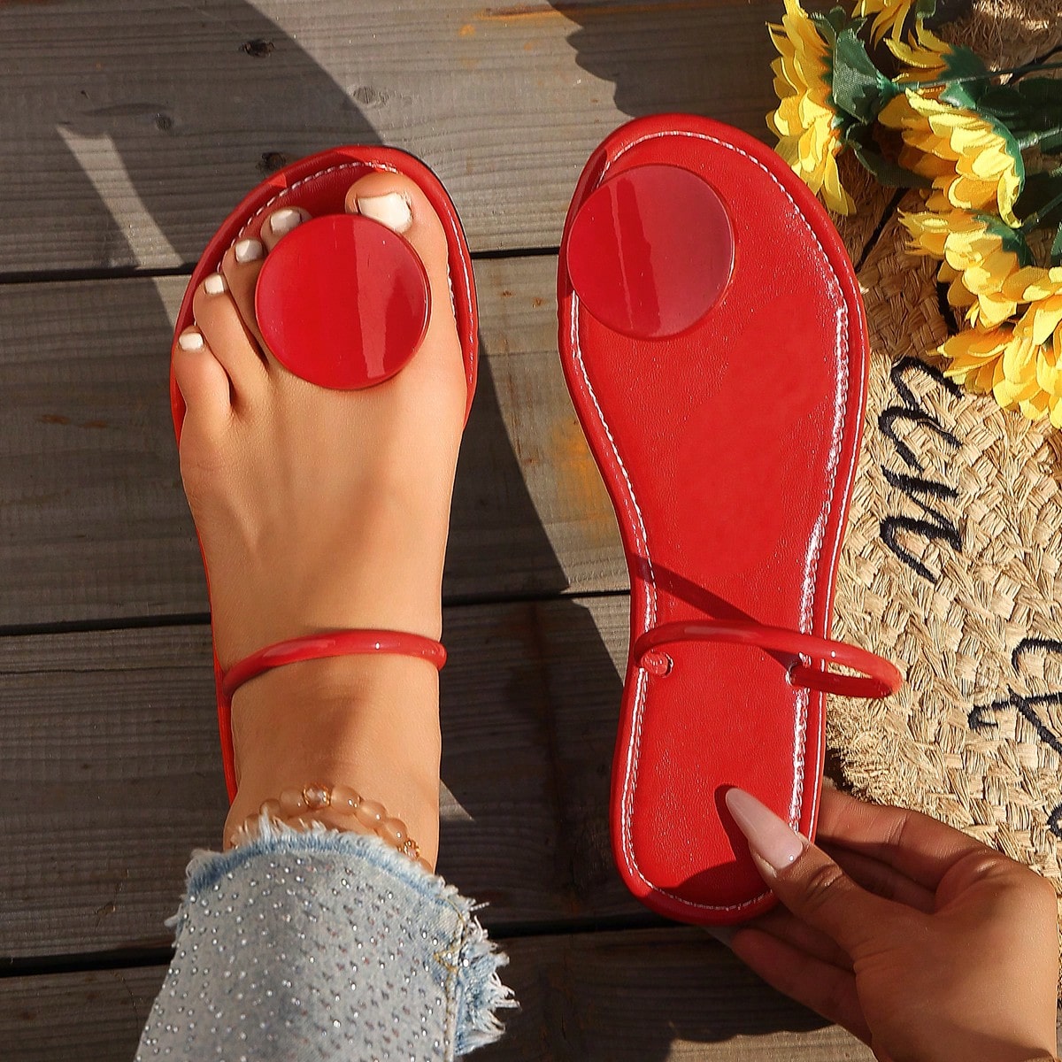 Sandalias elegantes y cómodas para mujer con hebilla redonda brillante y correa semicircular de alto brillo, modelo de moda 2025
