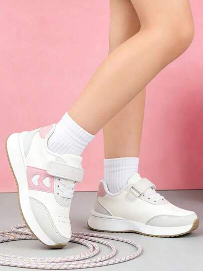 1 par moderiktiga och avslappnade sportskor för flickor, mjuka och bekväma, halkfria och slitstarka, flerfärgad lapptäcksdesign med glitterhjärtmönster, kardborreknäppning för enkel på- och avtagning, mångsidiga med olika outfits, självsäkra och söta barnskor