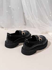 1 Pair Girls' Versatile Flat Shoes, Black Patent Leather Loafers With Heart Metal Buckle, Slip-On, Suitable For School, Outfit Matching, Daily Wear - Black - View 2