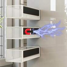 磁性储物架位于阳台上，靠近前置式洗衣机和浴室挂篮架。