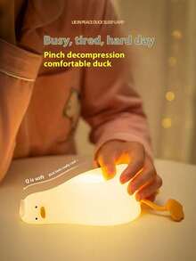 1个新款硅胶卧鸭台灯，畅销产品。这款可爱的鸭子夜灯是绝佳的床头伴侣。USB充电底座。柔和的灯光不会让眼睛感到疲劳。适合作为礼物送给家人和朋友，也可以用作减压工具。 - 彩色 - 查看 6
