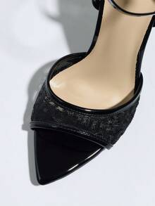 Jin Bei Qi 这款女士高跟鞋采用闪亮的3D透气网布和柔软的镜面材质，尖头设计性感细高跟，适合春夏夜店、高端派对和户外时装秀等场合。可调节踝带，黑色女士凉鞋，时尚百搭，可与连衣裙完美搭配，尽显优雅气质。 - 黑色 - 查看 7