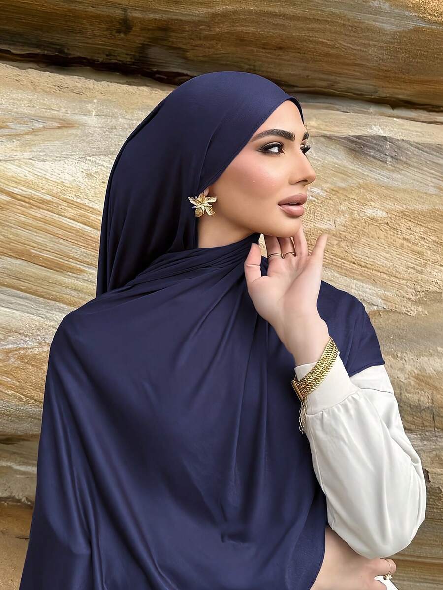 1条女士简约经典纯色优雅休闲滚边围巾，优质针织粘胶面料，长款头巾式头巾，适合日常生活、外出和聚会。