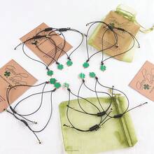 10条绿色四叶草吊坠手链 + 10个欧根纱袋 + 10张贺卡 圣帕特里克节、情人节、毕业季 春季配饰 幸运四叶草吊坠 创意编织手链 礼物 与家人朋友分享