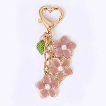 花卉珐琅钥匙扣套装 - 心形钩扣，中心镶嵌珍珠花朵，是理想的手提包挂饰。柔和的粉彩色调，使其成为一件可爱的配饰。 - 彩色 - 查看 10