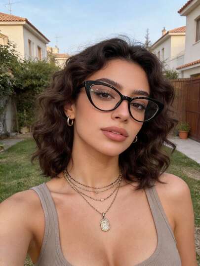 一副猫眼透明眼镜，女士款，经典流行设计，休闲ins风，适合上学、阅读、度假、送礼、办公、街拍、度假穿搭装饰。