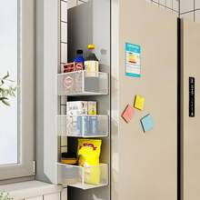 磁性储物架位于阳台上，靠近前置式洗衣机和浴室挂篮架。