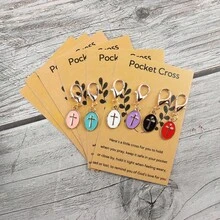 Set de 6 llaveros de cruz mini, con tarjeta de oración inspiradora, adecuado como regalo conmemorativo y de oración, llavero cristiano motivacional - Colgante de cruz de aleación con mosquetón, excelente para adjuntar a la billetera, mochila, regalos para madre, padre, graduación y maestro - Multicolor - Ver 3