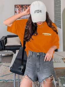Camiseta Oversized Feminina Estampada Cheerful Paradise Frase Blusa Larga Despojada Estilosa Moderna Fresca - Laranja - Visão 3