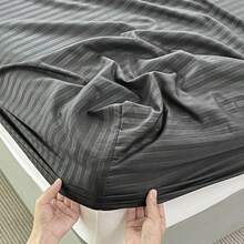 1件纯色亲肤条纹图案床笠，简约磨毛压纹工艺，360度防滑包边，亲肤面料，触感舒适，适用于卧室、客房、宿舍，适合所有年龄段和季节，防滑固定床单套装，可拆卸可水洗，享受放松裸睡，带来轻柔的肌肤触感 - 黑色 - 查看 4