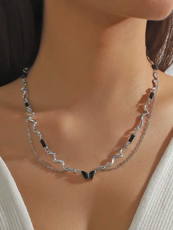 1件优雅别致的黑色蝴蝶创意百搭时尚项链，蝴蝶链项链，适合女性日常、派对、活动、约会等场合搭配首饰。
