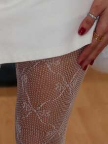 浪漫渔网袜，时尚前卫又充满女人味的丝袜，是情人节礼物或约会装扮的完美之选。 - 彩色 - 查看 3