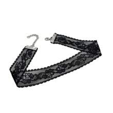 1pc2026 New Hot-Selling Rose Lace Hollow Choker Necklace For Women, French Retro Ins Style, Niche Design, Stackable Necklace, Light Luxury Versatile Women's Necklace Accessory, Stackable Artifact To Modify Neckline, Daily Commute / Date / Girlfriends Outing / Music Festival / Party / Photoshoot / Must-Have For Outfits, Not Easy To Snag, Comfortable, Non-Tight Lace Choker - trắng - Xem 3