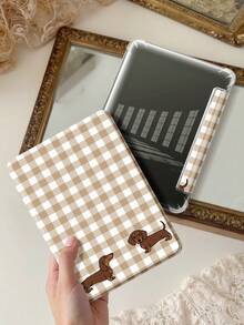 这款格子腊肠犬图案保护套兼容 iPad Air 4/5（10.9 英寸）、7/8/9 代（10.2 英寸）和第十代 iPad Pro，内置笔槽，支持自动睡眠/唤醒功能，也兼容三星 Tab S6（10.4 英寸）、Tab A9（11 英寸）和 Kindle Paperwhite（第十二代，2024 年款），闪亮风格，是情人节和新年礼物的理想之选。 - 彩色 - 查看 8