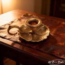 1个优雅复古锌合金烛台，双色金银，圆柱形烛身，带弧形防滑手柄，压花花卉图案，光滑哑光表面，坚固的锌合金结构，耐热易握设计，稳定的蜡烛支撑防止倾倒，点燃时散发温暖的金属光泽，适用于圣诞晚餐、家庭聚会、秋季露营、节日礼物等场合，兼具复古优雅和实用功能。