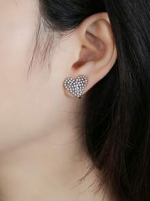 一对浪漫的心形微镶耳环，精致优雅，适合女性日常佩戴和约会，也可作为礼物送给朋友或情侣。