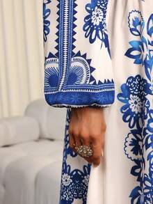 这款全新优雅女士连衣裙采用蓝白条纹印花设计，V领和泡泡长袖，并饰以精致的中东风情细节，尽显优雅气质。连衣裙饰有精美的提花印花，是日常穿着、派对和正式场合的理想之选。