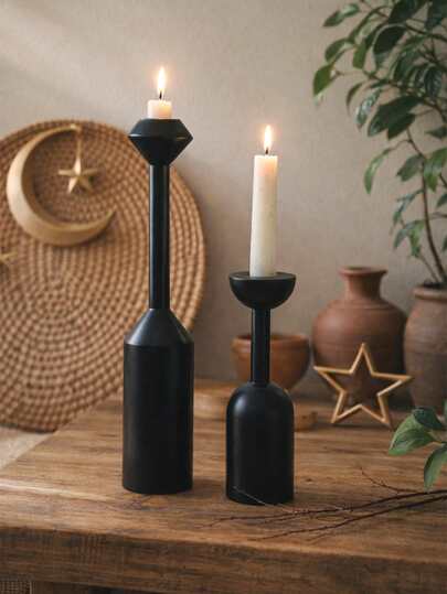 一套黑色纯色装饰烛台，现代简约桌面烛台装饰，优雅北欧风格高低错落烛台，造型灵感源自雕塑般的瓶子，线条简洁流畅，光滑哑光表面，底座稳固，比例协调，营造温馨氛围和视觉平衡。