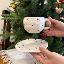 1 set de tasses à café à motif cœur, tasses en céramique, convenant au café, au thé, au cappuccino, au latte et au lait. Caractéristiques d'une grande conception de poignée, micro-ondes et lave-vaisselle. Set de tasses à café et sous-tasses en céramique artisanale, une paire de tasses et sous-tasses en céramique en forme de cœur. Idéal pour la Saint-Valentin, la Fête des Mères ou les cadeaux de rentrée scolaire. - Multicolore - Voir 6