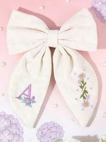 1pc 26 Letters White Fabric Hair Clip, Embroidered 26 Letter Floral Decor Hair Clip, Fashionable Alligator Clip Hair Accessory, Girls Party Gift - White - View 4