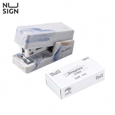 DELI NS083C Mini-Hefter: Die rutschfeste TPE-Matte verhindert effektiv das Abrutschen; robuste und langlebige Stahlkonstruktion; kompakte Größe für einfaches Verstauen in der Tasche; geeignet für den Bürogebrauch. (Songyunjian)