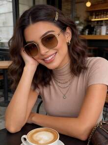 1 Pair Women's Small Personalized Cute Gold Metal Frame Fashion , Suitable For Holiday Gifts, Outdoor Driving, Beach Parties, Golf, And An Ideal Choice For Women's Autumn/Winter Outfits, Business Casual, Summer Beach Vacation, Outdoor Activities And Travel.