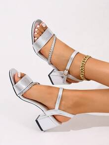 Sandalias de tacón bajo para mujer con punta abierta y redonda, tacón grueso, nuevas para primavera y verano, con hebilla y trenzado, versátiles y elegantes - Plateado - Ver 2