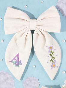 1pc 26 Letters White Fabric Hair Clip, Embroidered 26 Letter Floral Decor Hair Clip, Fashionable Alligator Clip Hair Accessory, Girls Party Gift - White - View 2