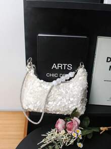 BAILEE 这款时尚闪亮的斜挎包配有亮片肩带和可拆卸的圆形串珠装饰拉链，既可单肩背，也可斜挎。包内空间充足，可容纳手机、口红等小物件。适合休闲旅行、度假、搭配简约服饰以及户外休闲购物。