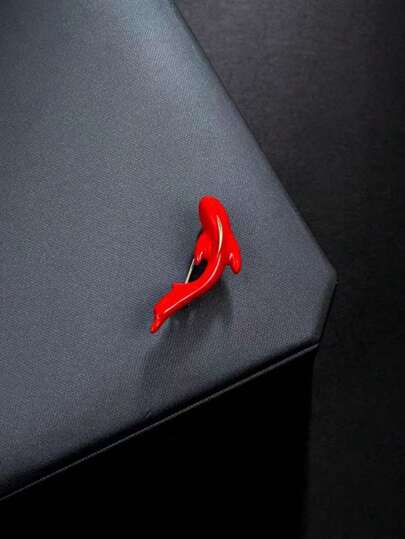 1/2枚精致锦鲤胸针，高端简约防滑翻领别针，可搭配西装，也可作为背包和帽子的休闲装饰，时尚配饰，适合作为礼物送给朋友