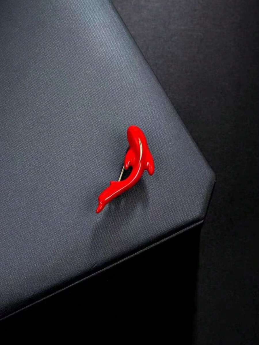 1/2枚精致锦鲤胸针，高端简约防滑翻领别针，可搭配西装，也可作为背包和帽子的休闲装饰，时尚配饰，适合作为礼物送给朋友