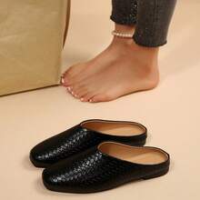 这款鞋采用经典的方头和平底设计，散发着迷人的复古气息。它是一款百搭单品，无论您是通勤上班、逛商场还是外出办事，都能轻松融入您的日常生活。 - 黑色 - 查看 5