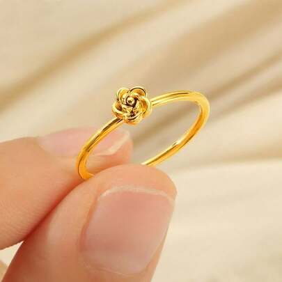 简约不锈钢玫瑰花戒指，花瓣造型，经久耐用，是送给爱人、妻子、女友或姐妹的理想礼物，尤其适合日常佩戴。