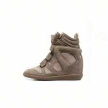 The New 2026 Wedge Sneakers Combine Beige Suede And Leather, With A Retro High-Top Design And A Practical Closure. A Hidden 5cm Wedge Heel Provides Added Height And Comfort, Ideal For Everyday Wear And Casual Occasions. - 棕色 - 查看 2