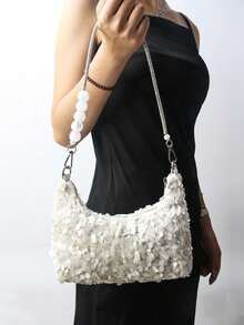 BAILEE 这款时尚闪亮的斜挎包配有亮片肩带和可拆卸的圆形串珠装饰拉链，既可单肩背，也可斜挎。包内空间充足，可容纳手机、口红等小物件。适合休闲旅行、度假、搭配简约服饰以及户外休闲购物。