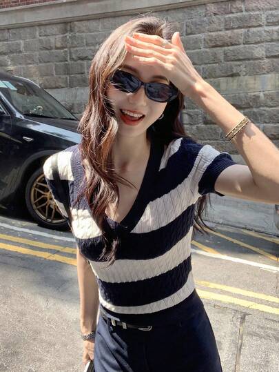韩版宽松V领蓝白条纹短袖针织上衣，夏季新品，高端质感百搭套头T恤