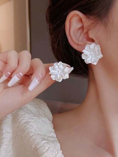 1 par de pendientes elegantes y delicados con flor blanca minimalista y versátil, adecuados para el uso diario y festividades de las mujeres