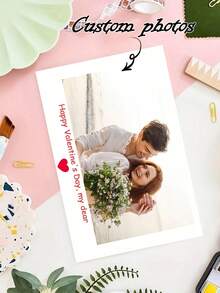 一套定制的情人节心形照片贺卡，祝您“情人节快乐”，包含可编辑照片、文字信息、可打印的详情卡、情人节纪念卡、附件卡和可编辑模板。一份送给妻子、爱人或甜心的个性化礼物，与鲜花搭配更显完美。