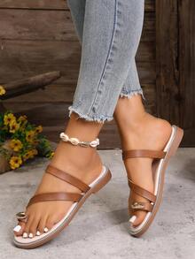 女士金属装饰趾环平底凉鞋，度假风，棕色PU鞋面配亮面饰边，软底套脚拖鞋，适合居家、度假、海滩、日常休闲穿着 - 棕色 - 查看 4