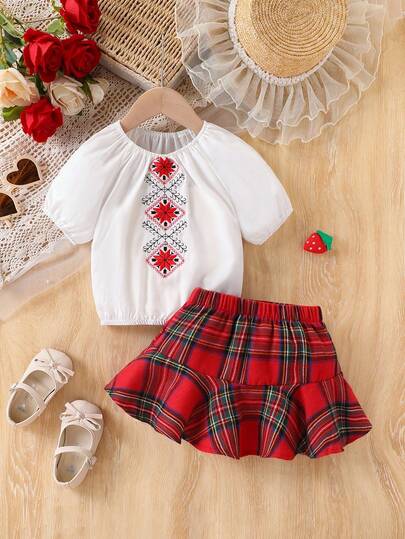 两件套女童刺绣图案T恤和红色格子裙套装，适合户外、度假和休闲穿着