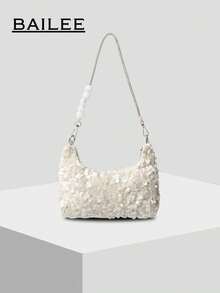 BAILEE 这款时尚闪亮的斜挎包配有亮片肩带和可拆卸的圆形串珠装饰拉链，既可单肩背，也可斜挎。包内空间充足，可容纳手机、口红等小物件。适合休闲旅行、度假、搭配简约服饰以及户外休闲购物。