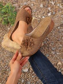 女士跨境夏季新款花卉镂空人字拖，户外穿着加大码坡跟露趾厚底凉鞋 - 棕色 - 查看 3