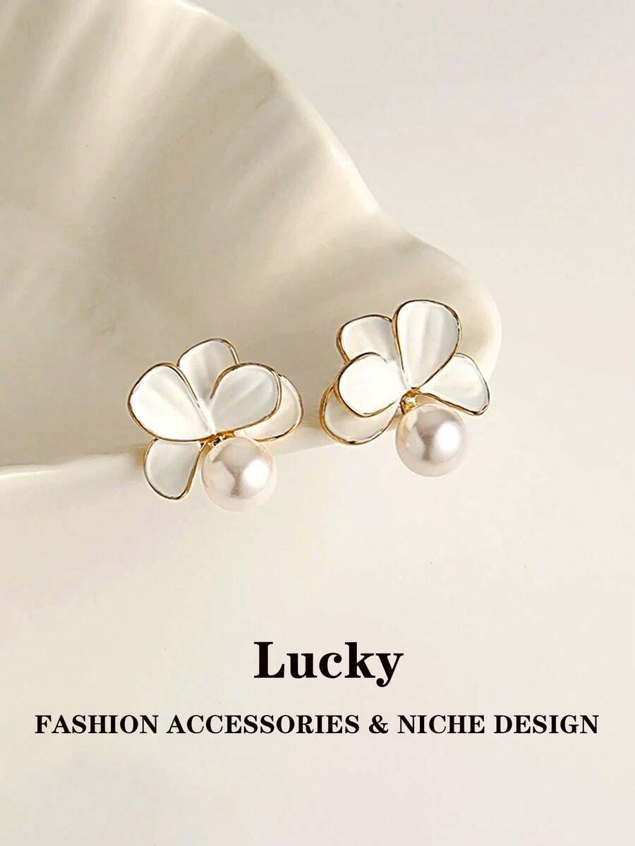 一对可爱白色花朵和仿珍珠耳钉，时尚简约设计，适合少女日常及节日佩戴。 - 白色 - 查看 1