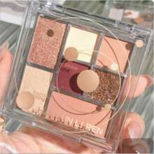 这款7色趣味眼影盘采用低饱和度的大地色系，打造精致妆容。它是一款百搭眼影盘，适合女性在派对、节日和日常生活中使用。 - 彩色 - 查看 8