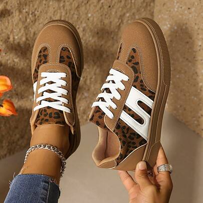 女士春秋新款休闲圆头低帮运动鞋，平底舒适百搭运动休闲鞋，撞色拼接运动鞋，时尚户外街头风滑板鞋，四季皆宜