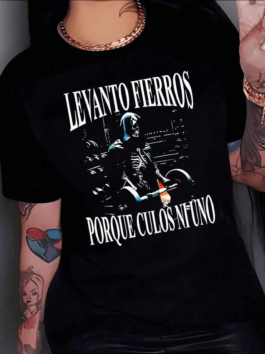 El patrón muestra una calavera musculosa levantando pesas con actitud desafiante simbolizando fuerza determinación y superación ante los límites camiseta para mujer% algodón - Negro - Ver 1