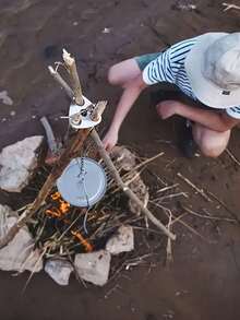 1个不锈钢折叠三脚架，户外锅架，带可调节链条 - 露营、徒步和烧烤的理想之选 | 便携、耐用、易于安装的锅架和火盆，表面抛光，露营配件