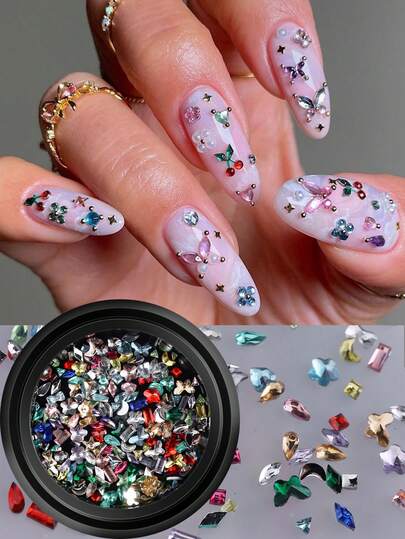 1盒迷你彩色钻石美甲饰品，包含星星、花朵、蝴蝶、爱心、蝴蝶结等多种形状图案，适合美甲爱好者，可用于Y2K情人节美甲装饰，也可用于美甲沙龙DIY。