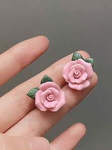 一对时尚、优雅、可爱的粉色树脂玫瑰耳钉，适合女性日常佩戴、节日和约会等场合。 - 玫瑰花 - 查看 6