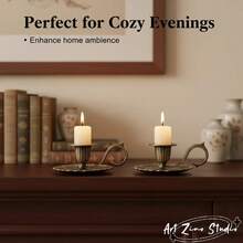 1个优雅复古锌合金烛台，双色金银，圆柱形烛身，带弧形防滑手柄，压花花卉图案，光滑哑光表面，坚固的锌合金结构，耐热易握设计，稳定的蜡烛支撑防止倾倒，点燃时散发温暖的金属光泽，适用于圣诞晚餐、家庭聚会、秋季露营、节日礼物等场合，兼具复古优雅和实用功能。